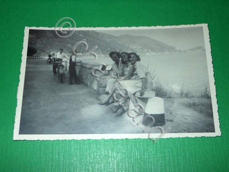 Cartolina Finale Ligure - Foto di gruppo e scorcio panoramico …