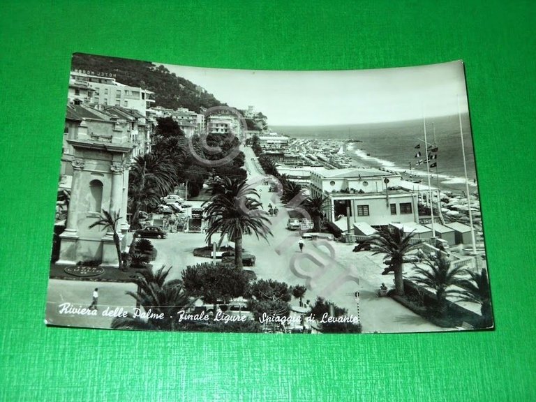 Cartolina Finale Ligure - Spiaggia di Levante 1960