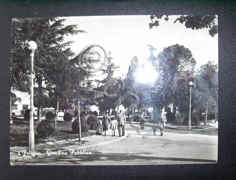 Cartolina Foligno - Giardino Pubblico 1955.