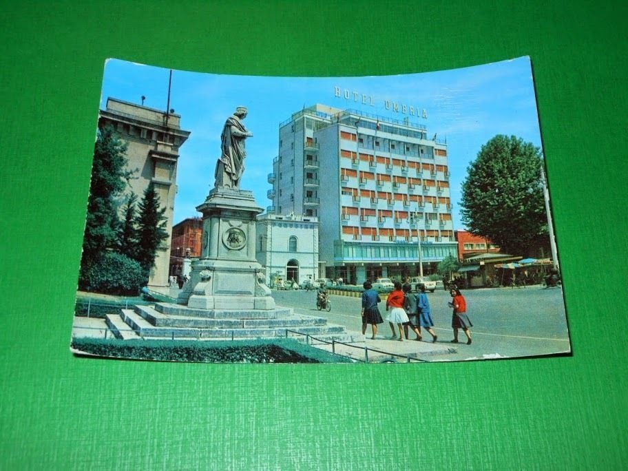 Cartolina Foligno - Piazzale Porta Romana 1964.