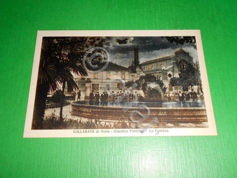 Cartolina Gallarate di notte - Giardino Pubblico - La Fontana …