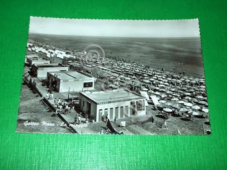 Cartolina Gatteo Mare - La spiaggia 1961.