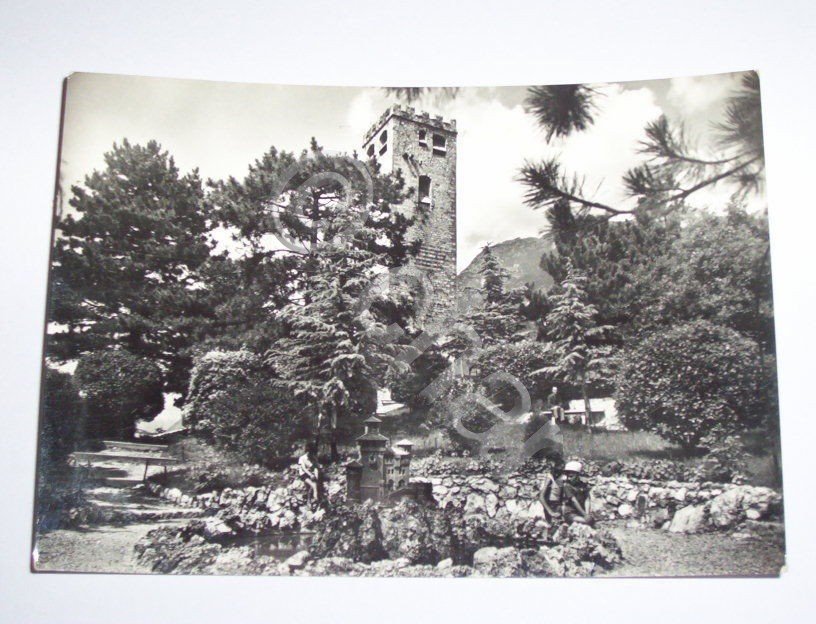 Cartolina Gemona del Friuli Giardino col Castello 1950.