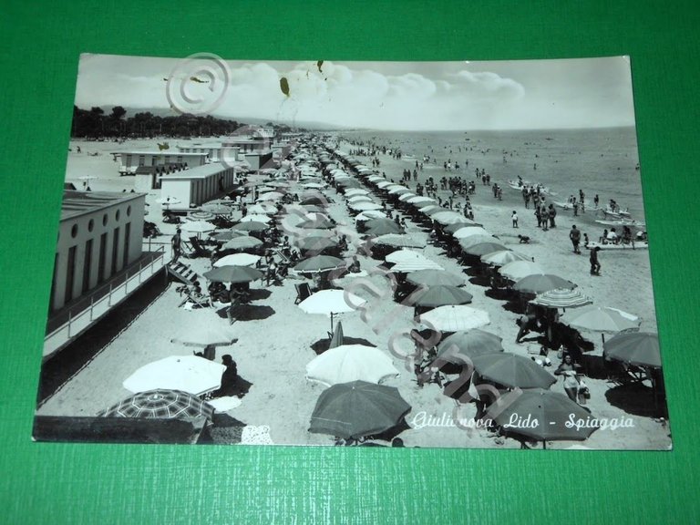 Cartolina Giulianova Lido - La spiaggia 1964
