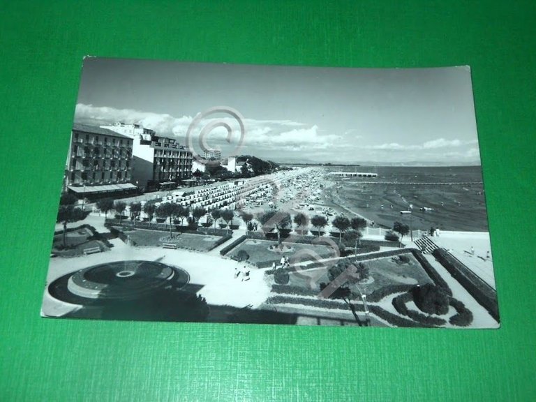 Cartolina Grado - Panorama della spiaggia e giardini 1962