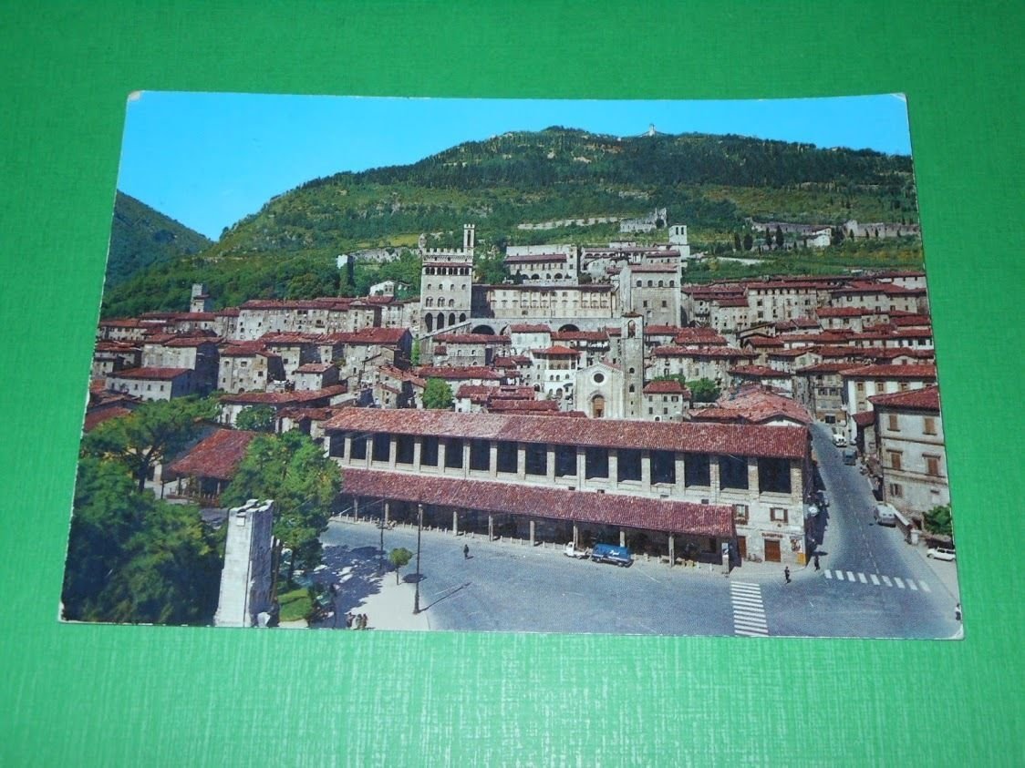 Cartolina Gubbio - Panorama e Piazza 40 Martiri 1973.