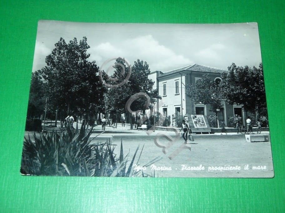 Cartolina Igea Marina - Piazzale prospiciente il mare 1951.