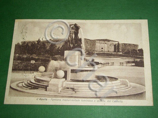 Cartolina L' Aquila - Fontana monumentale luminosa e veduta del …