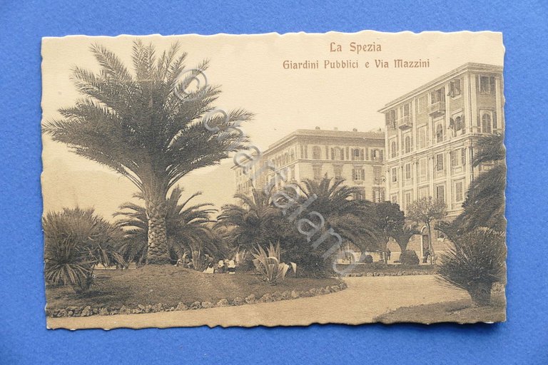 Cartolina La Spezia - Giardini Pubblici e Via Mazzini - …