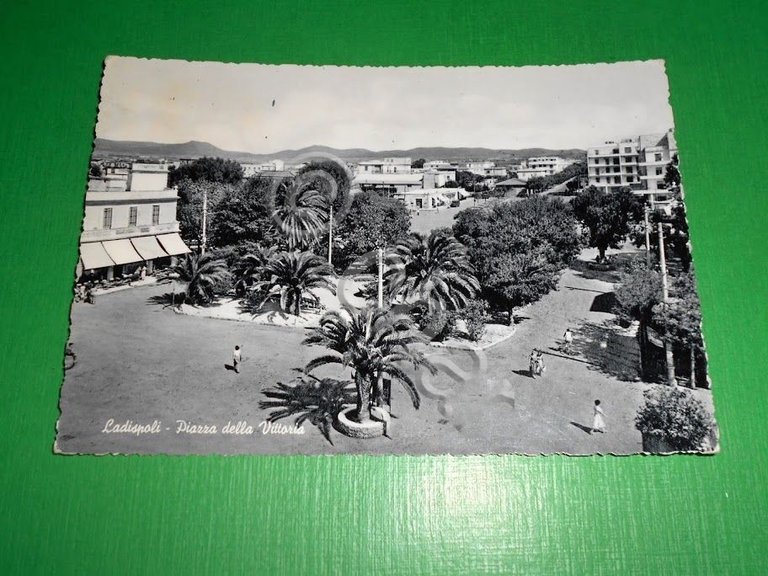 Cartolina Ladispoli - Piazza della Vittoria 1955