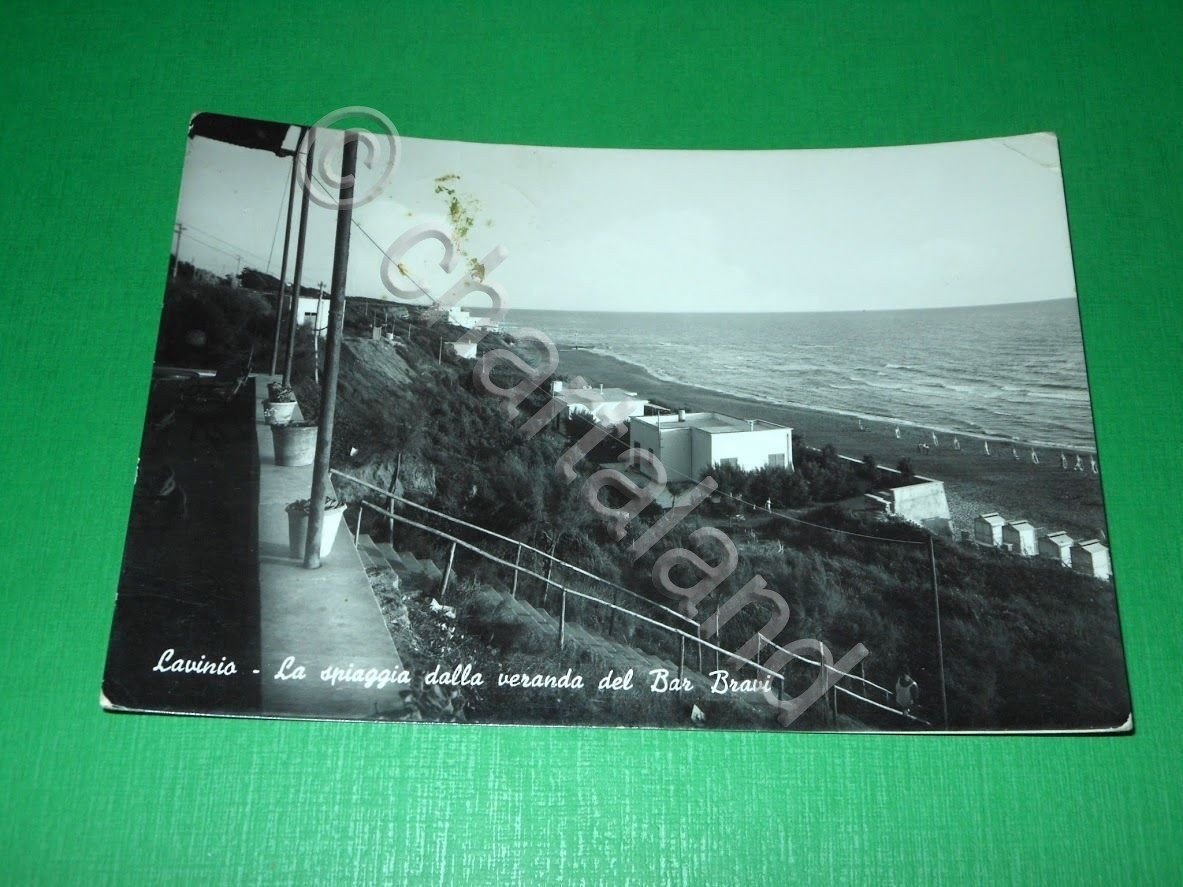 Cartolina Lavinio - La spiaggia dalla veranda del Bar Bravi …