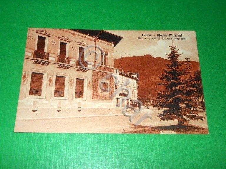 Cartolina Lecco - Piazza Mazzini - Pino a ricordo di …
