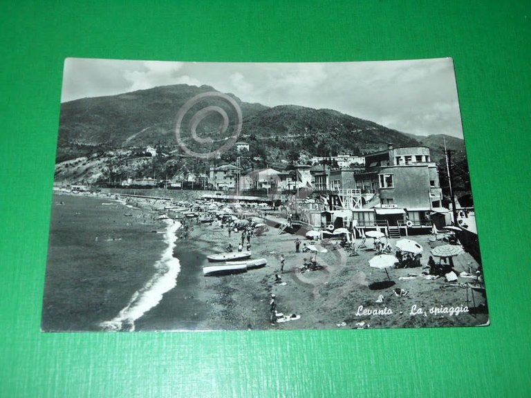Cartolina Levanto - La spiaggia 1959.