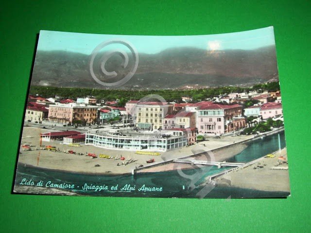 Cartolina Lido di Camaiore - Spiaggia ed Alpi Apuane 1964