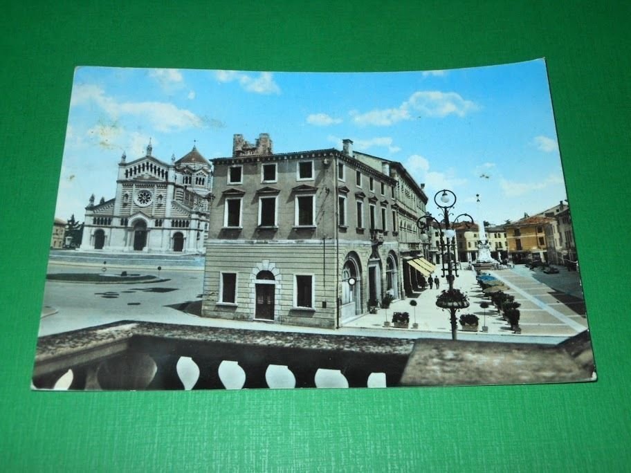Cartolina Lonigo - Piazza Garibaldi e IV Novembre 1961.