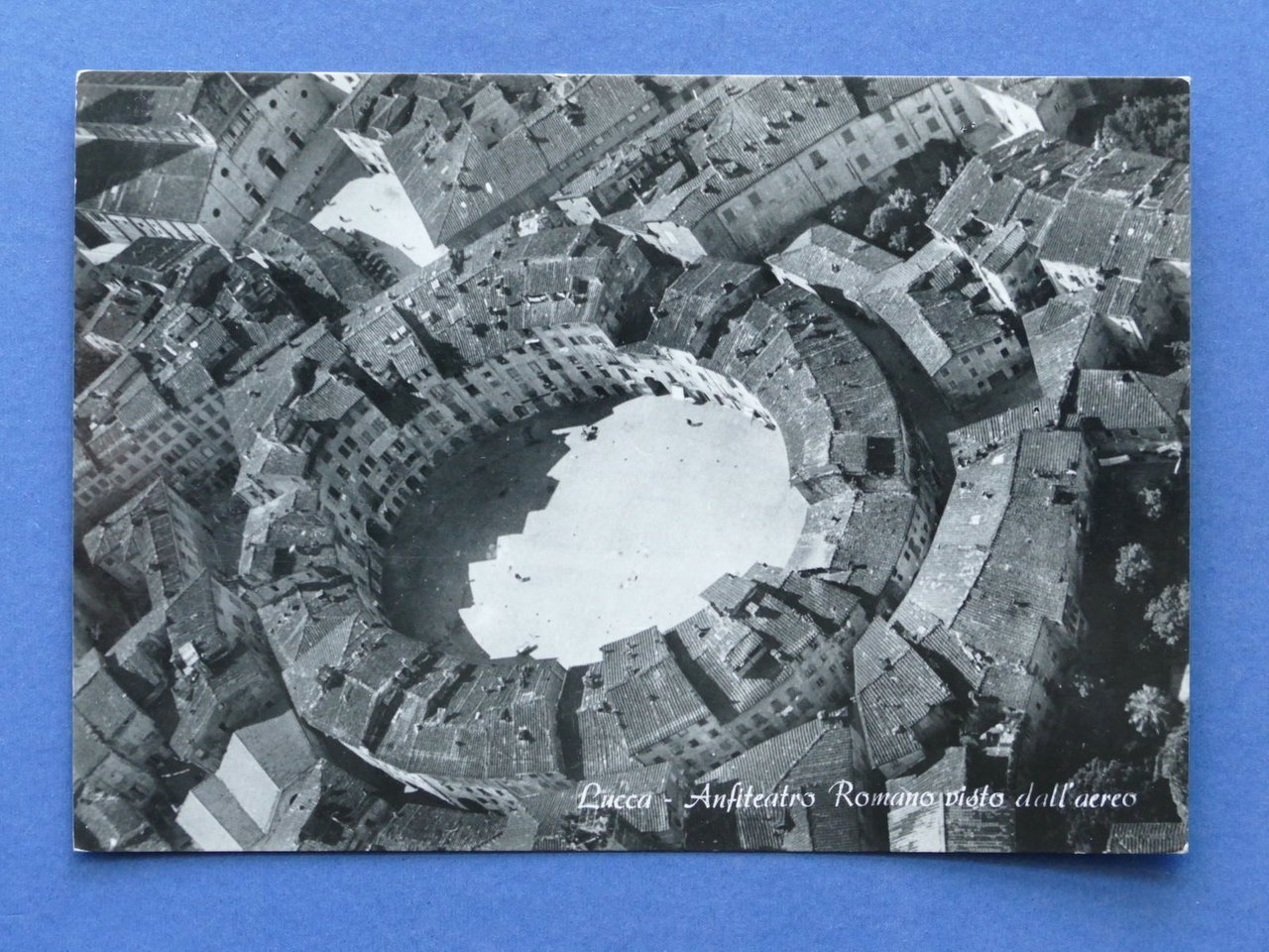 Cartolina Lucca - Anfiteatro Romano visto dall'aereo - 1960 ca.