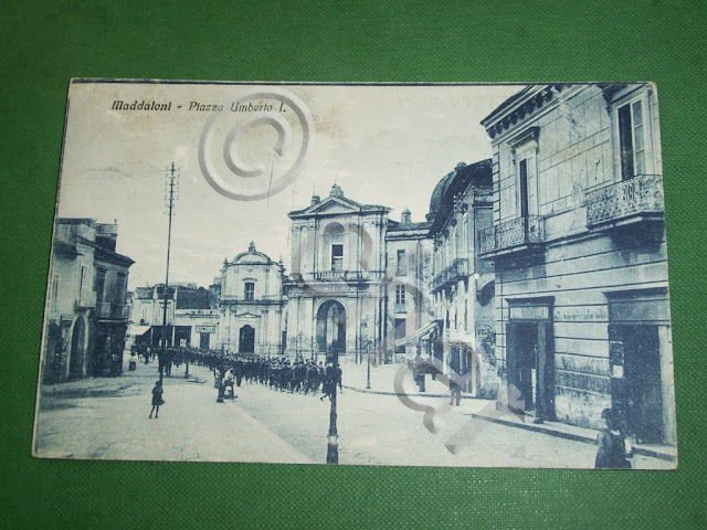 Cartolina Maddaloni ( Caserta ) - Piazza Umberto I 1931.