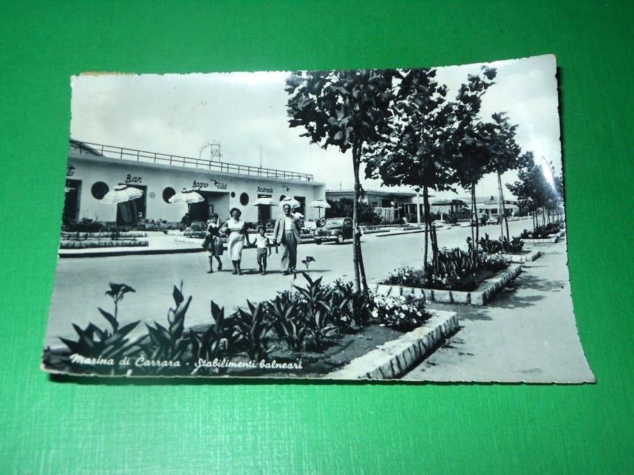 Cartolina Marina di Carrara - Stabilimenti balneari 1951.