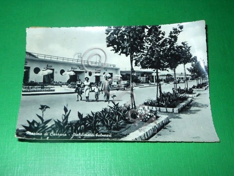Cartolina Marina di Carrara - Stabilimenti balneari 1951.