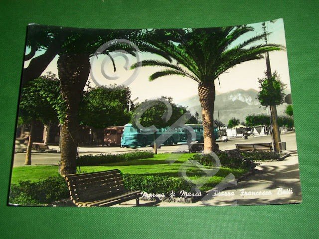 Cartolina Marina di Massa - Piazza Francesco Betti 1957.