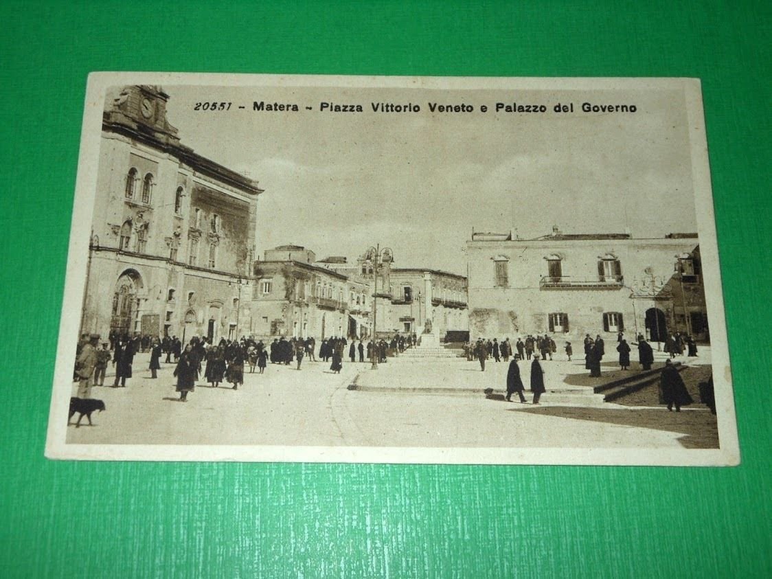 Cartolina Matera - Piazza Vittorio Veneto e Palazzo del Governo …