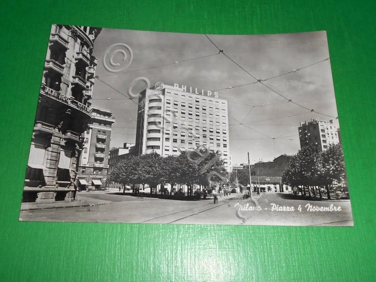 Cartolina Milano - Piazza 4 Novembre 1952