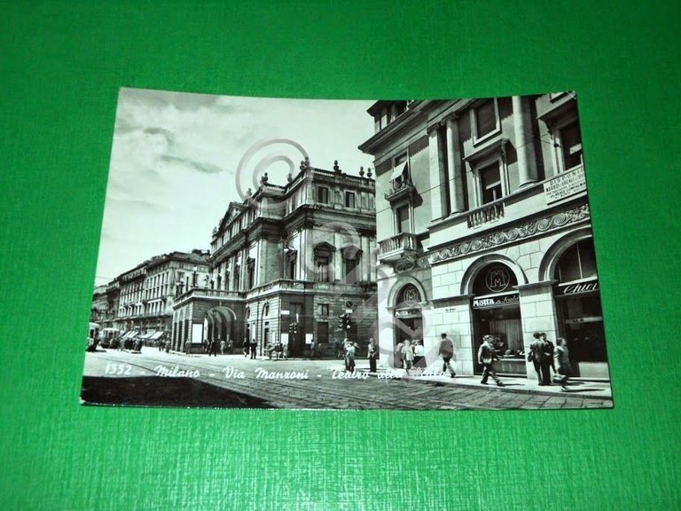 Cartolina Milano - Via Manzoni - Teatro alla Scala 1961