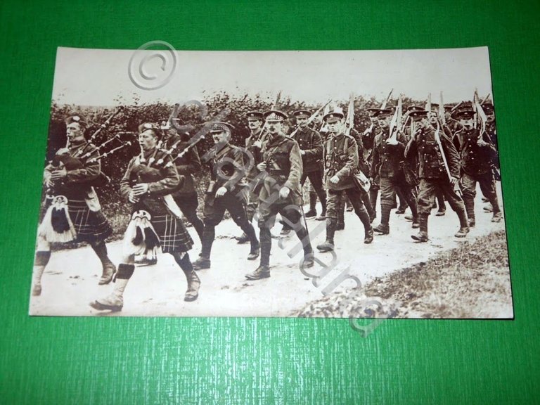 Cartolina Militaria - Reggimento Scozzese in marcia coi suonatori di …