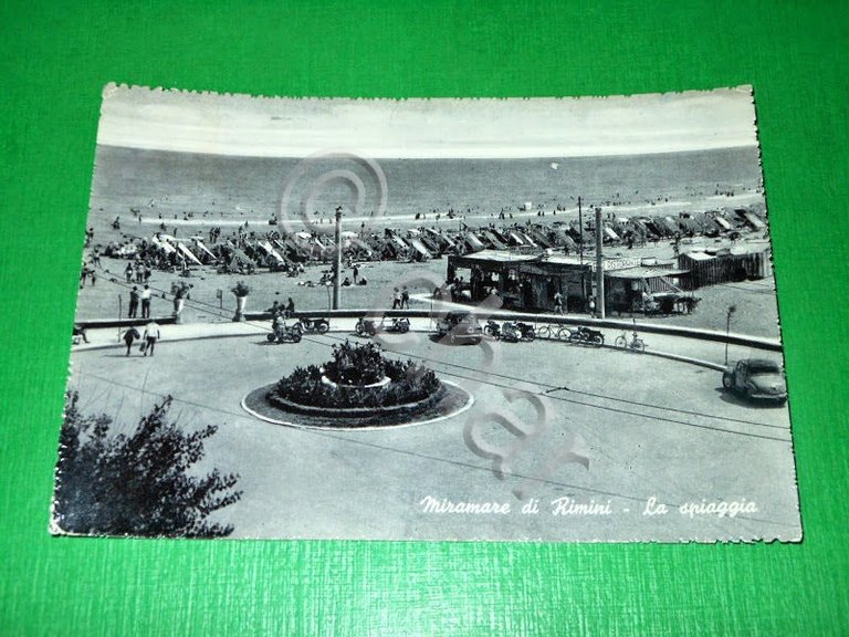 Cartolina Miramare di Rimini -- La spiaggia -- 1956