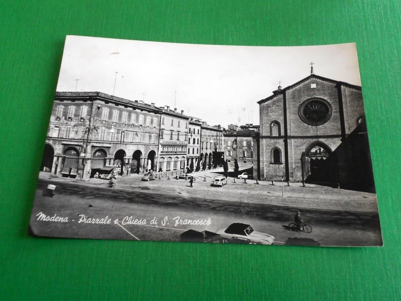 Cartolina Modena - Piazzale e Chiesa di S. Francesco 1963.