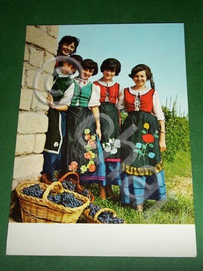 Cartolina Monferrato - Ragazze nei graziosi costumi locali 1970 ca | Immagine principale