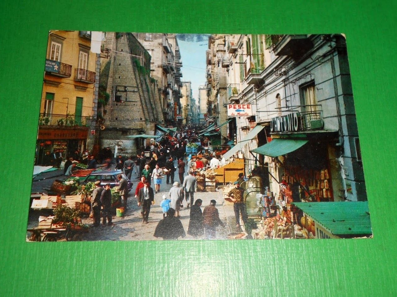 Cartolina Napoli - Caratteristica strada della vecchia città 1970.