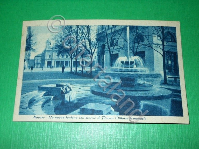 Cartolina Novara - La nuova fontana con scorcio di Piazza …