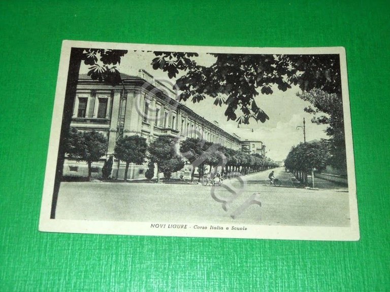 Cartolina Novi Ligure - Corso Italia e Scuole 1955