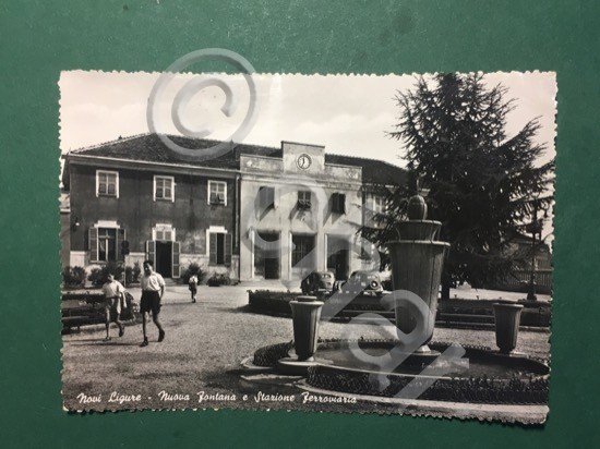 Cartolina Novi Ligure - Nuova Fontana e Stazione Ferroviaria - …