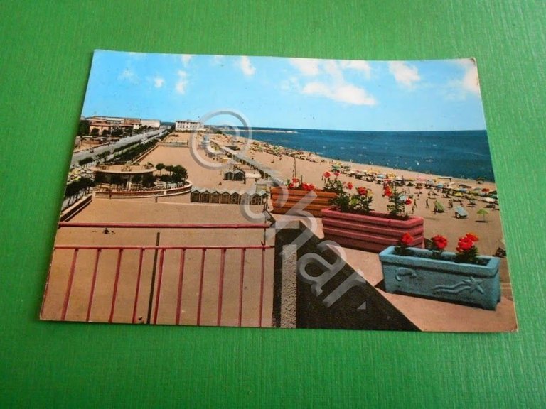 Cartolina Pesaro - Lungomare e spiaggia 1961.