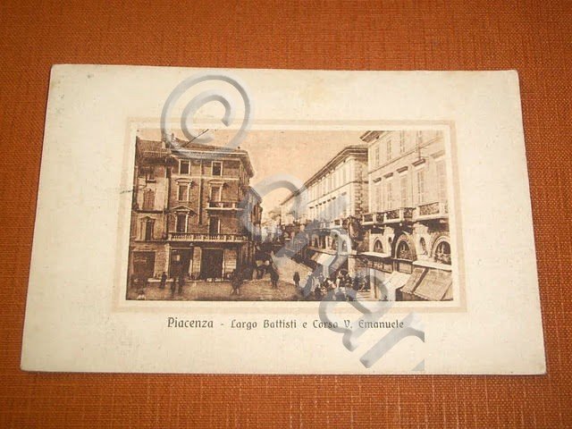 Cartolina Piacenza - Largo Battisti e Corso V. Emanuele 1921