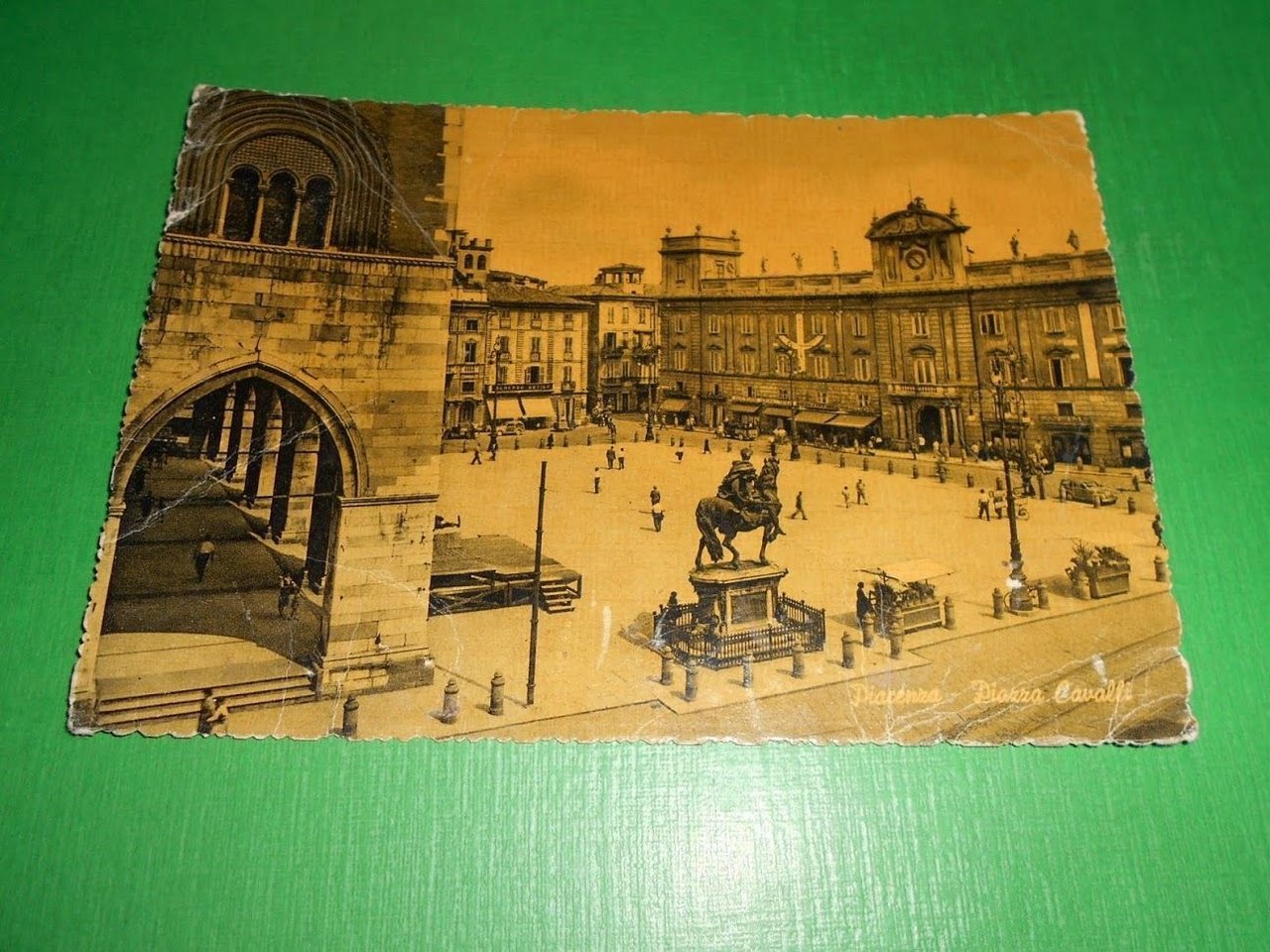 Cartolina Piacenza - Piazza Cavalli 1953.