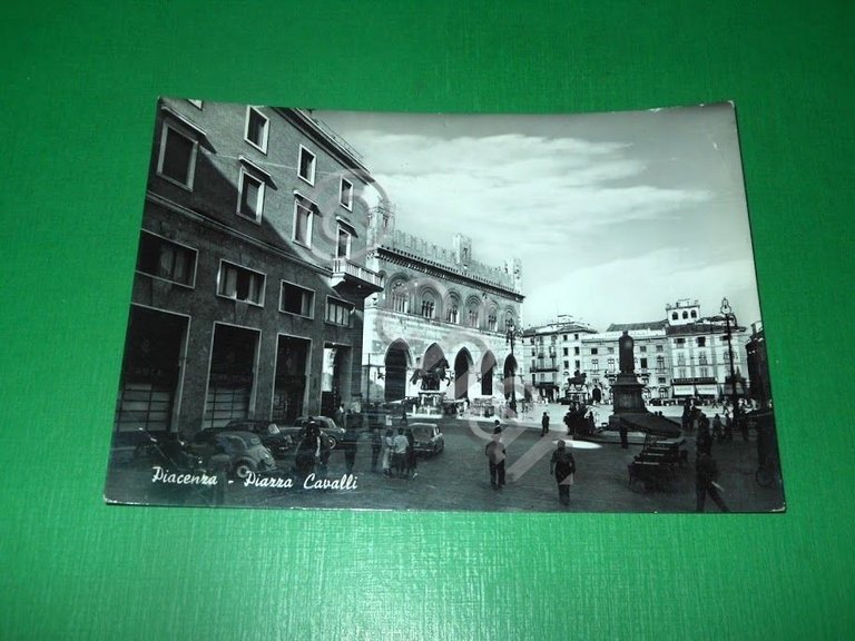 Cartolina Piacenza - Piazza Cavalli 1958
