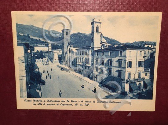 Cartolina Piazza Umberto a Pietrasanta con la Rocca e le …