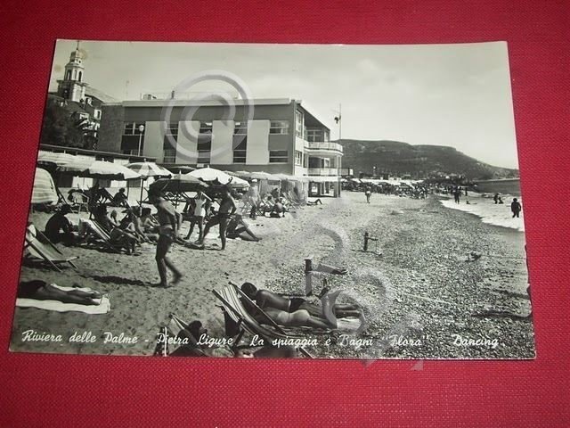Cartolina Pietra Ligure - Spiaggia e Bagni Flora 1956.