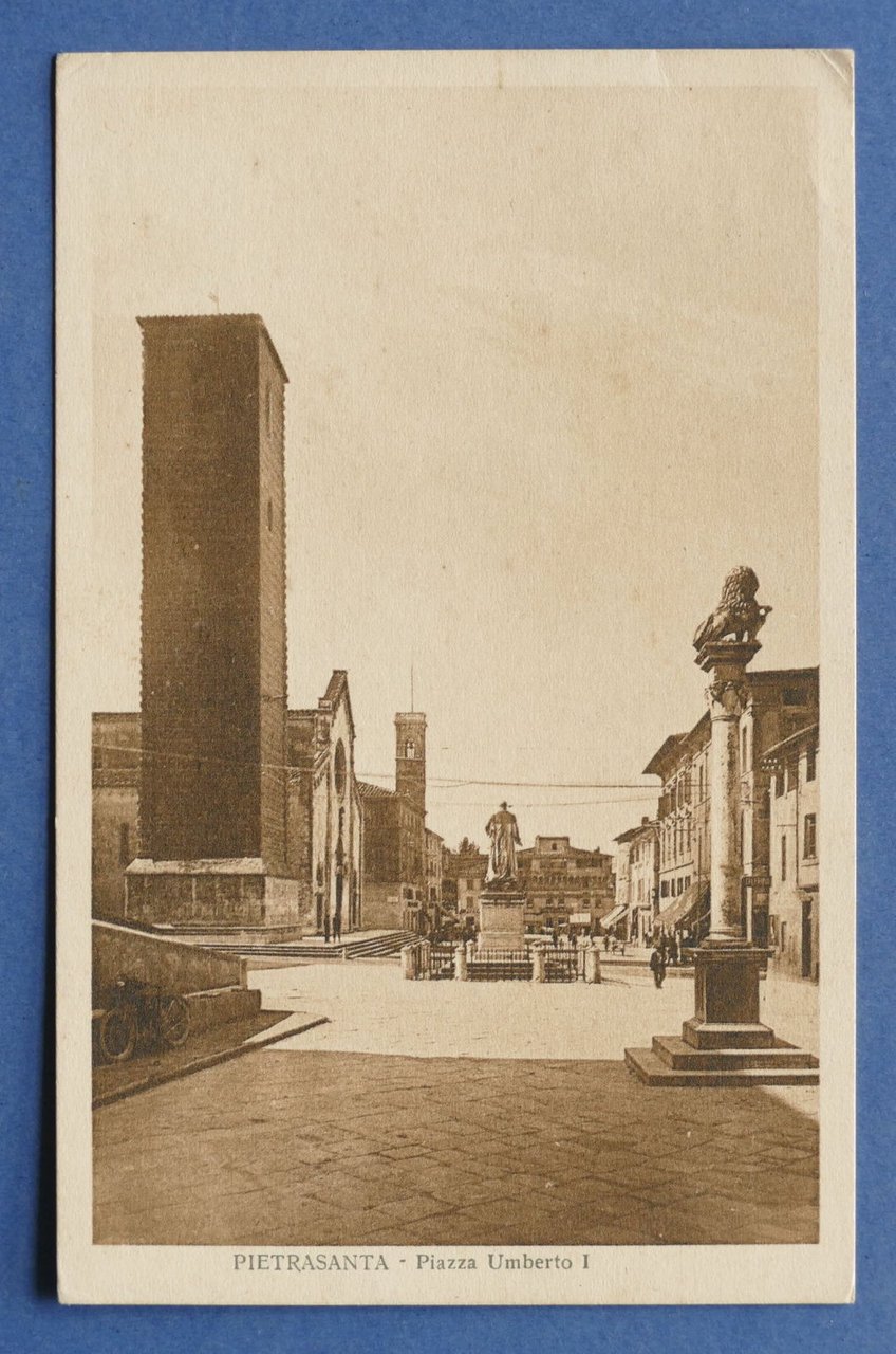 Cartolina Pietrasanta - Piazza Umberto I - 1940 ca..