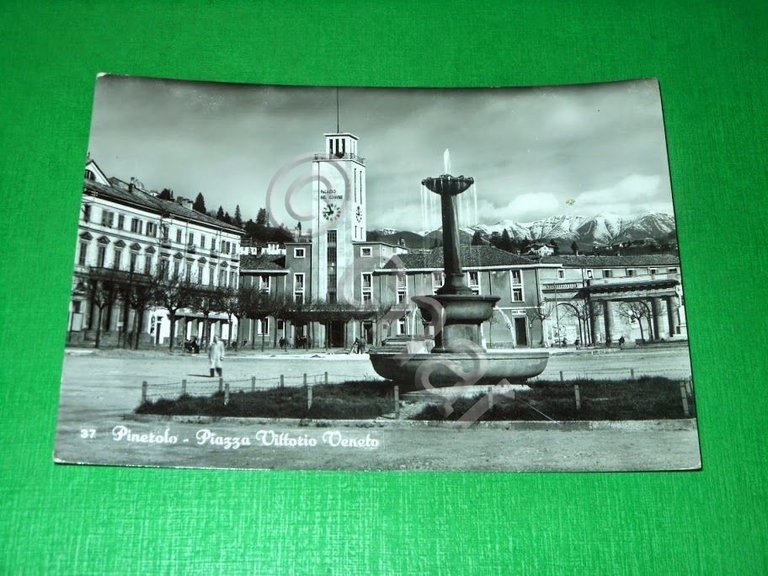 Cartolina Pinerolo - Piazza Vittorio Veneto 1951.