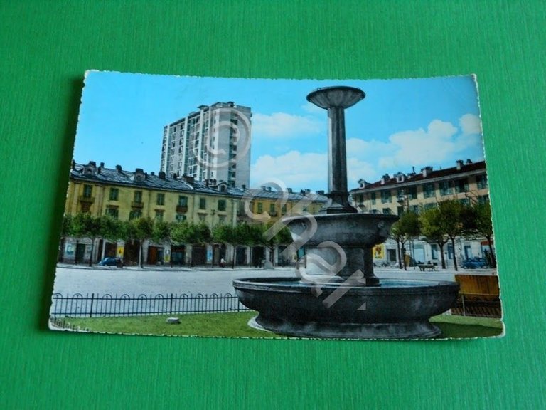 Cartolina Pinerolo - Piazza Vittorio Veneto con la fontana ed …