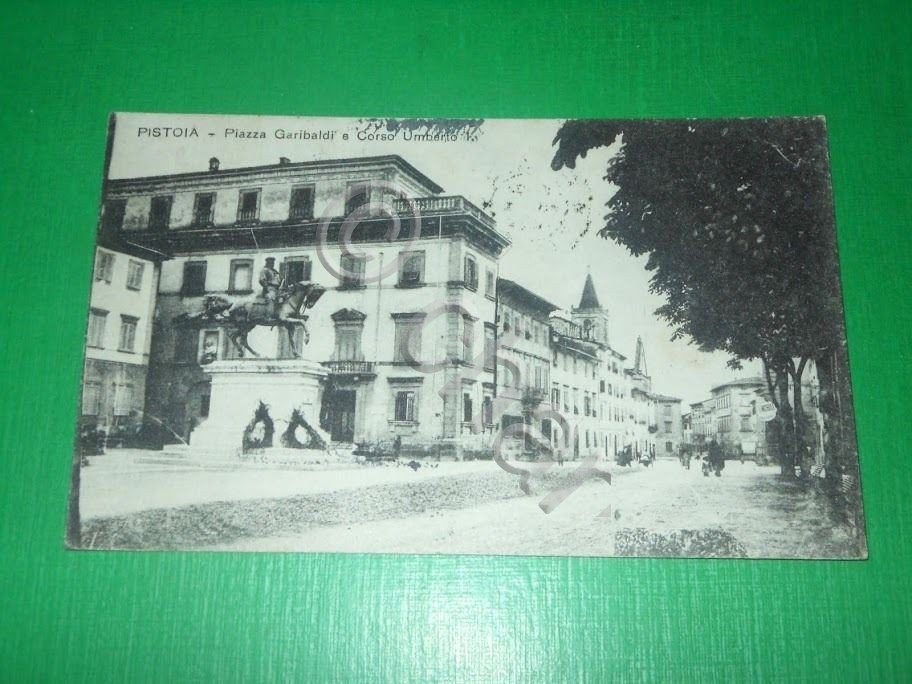 Cartolina Pistoia - Piazza Garibaldi e Corso Umberto 1922.