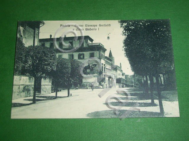 Cartolina Pistoia - Piazza Giuseppe Garibaldi e Corso Umberto I …