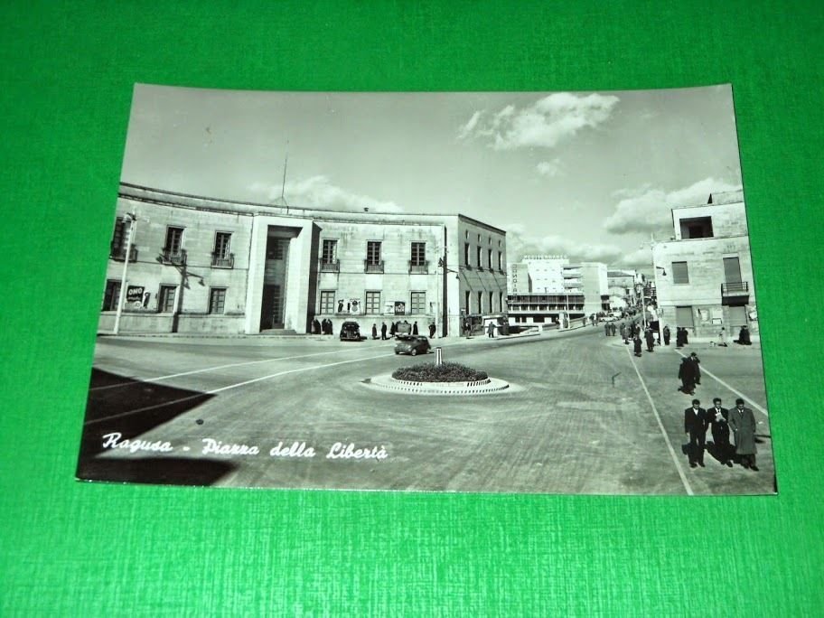 Cartolina Ragusa - Piazza della Libertà 1960 ca.