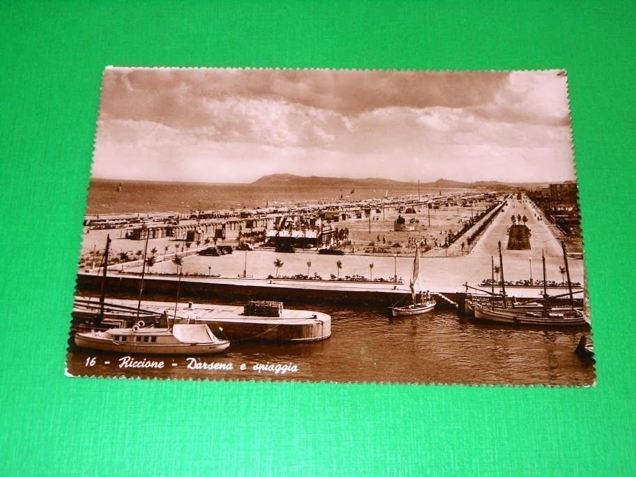 Cartolina Riccione - Darsena e spiaggia 1951.