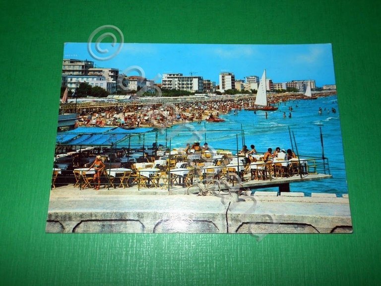 Cartolina Riccione - Molo e spiaggia 1966.