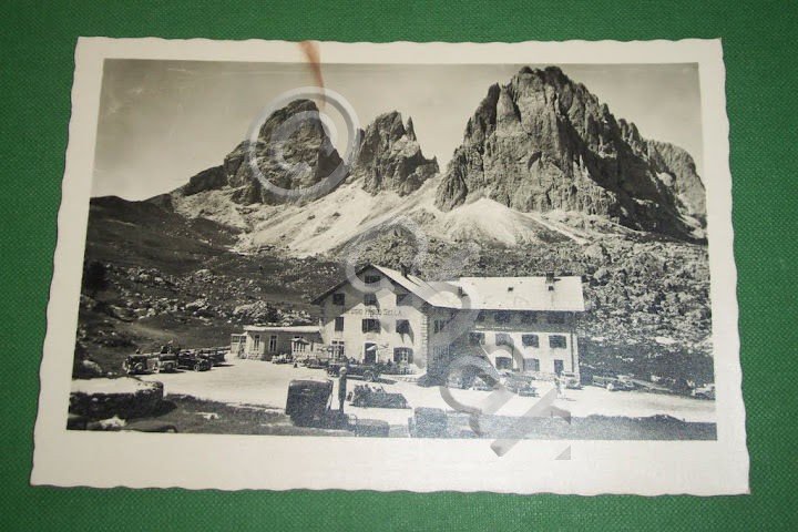 Cartolina Rifugio Passo Sella verso il Gruppo Sassolungo 1954